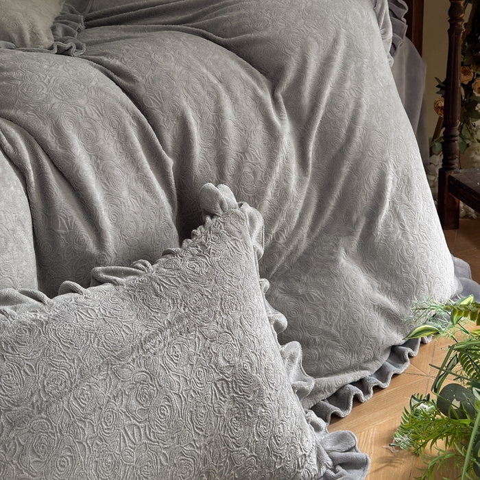 91家纺网 家纺一手货源 找家纺 野合家纺 2025新款法式A类雕花牛奶绒韩版公主风四件套床盖款床单款床笠款 花海-灰