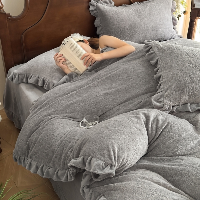 91家纺网 家纺一手货源 找家纺 野合家纺 2025新款法式A类雕花牛奶绒韩版公主风四件套床盖款床单款床笠款 花海-灰