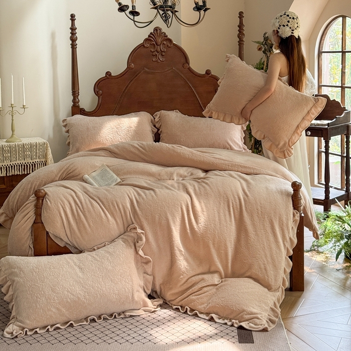 91家纺网 家纺一手货源 找家纺 野合家纺 2025新款法式A类雕花牛奶绒韩版公主风四件套床盖款床单款床笠款 花海-咖