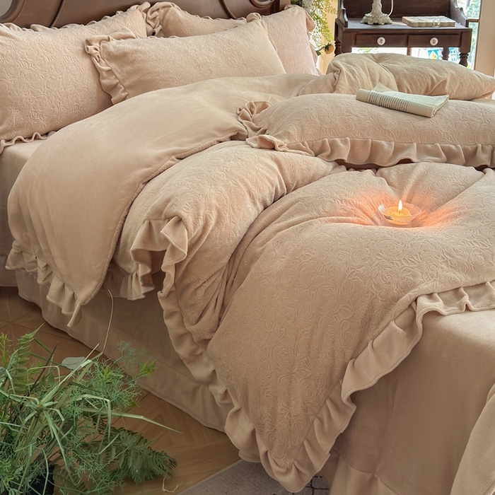 91家纺网 家纺一手货源 找家纺 野合家纺 2025新款法式A类雕花牛奶绒韩版公主风四件套床盖款床单款床笠款 花海-咖