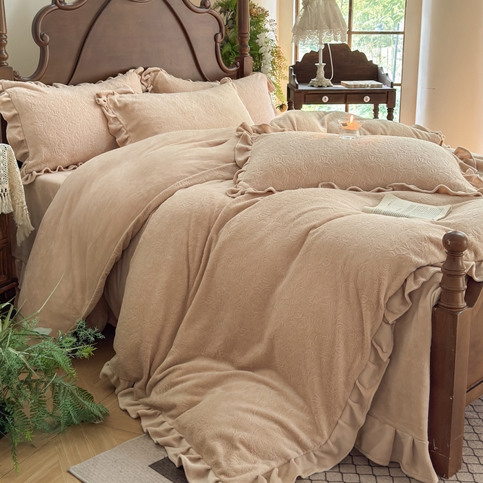 91家纺网 家纺一手货源 找家纺 野合家纺 2025新款法式A类雕花牛奶绒韩版公主风四件套床盖款床单款床笠款 花海-咖