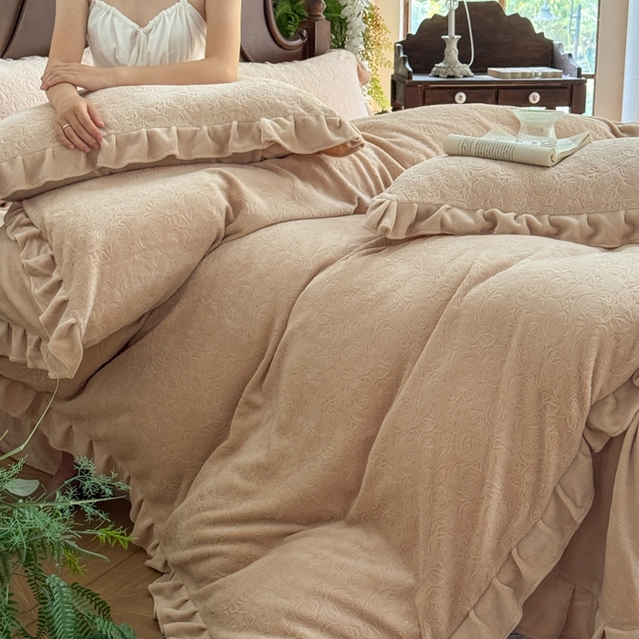 91家纺网 家纺一手货源 找家纺 野合家纺 2025新款法式A类雕花牛奶绒韩版公主风四件套床盖款床单款床笠款 花海-咖