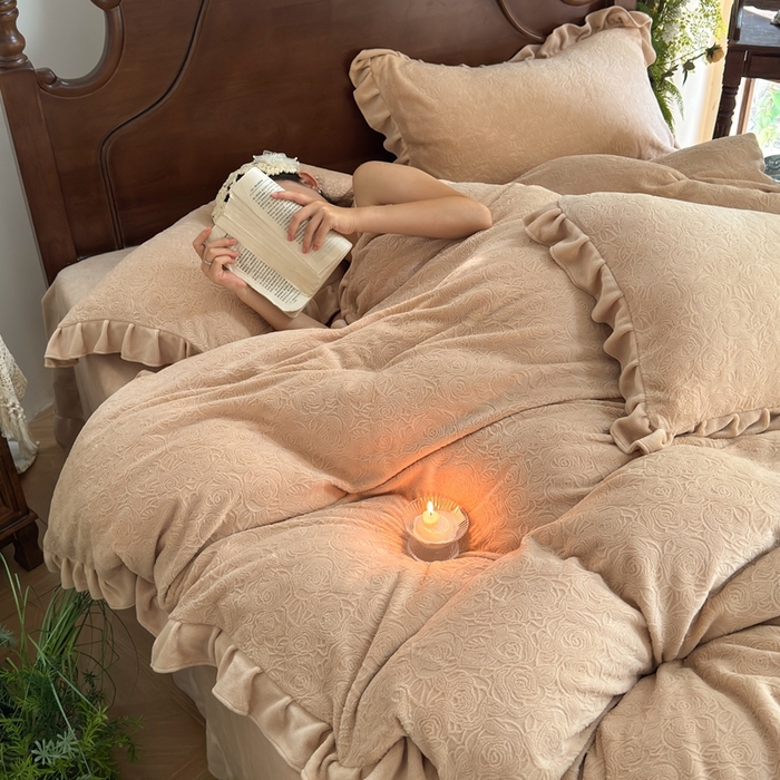 91家纺网 家纺一手货源 找家纺 野合家纺 2025新款法式A类雕花牛奶绒韩版公主风四件套床盖款床单款床笠款 花海-咖