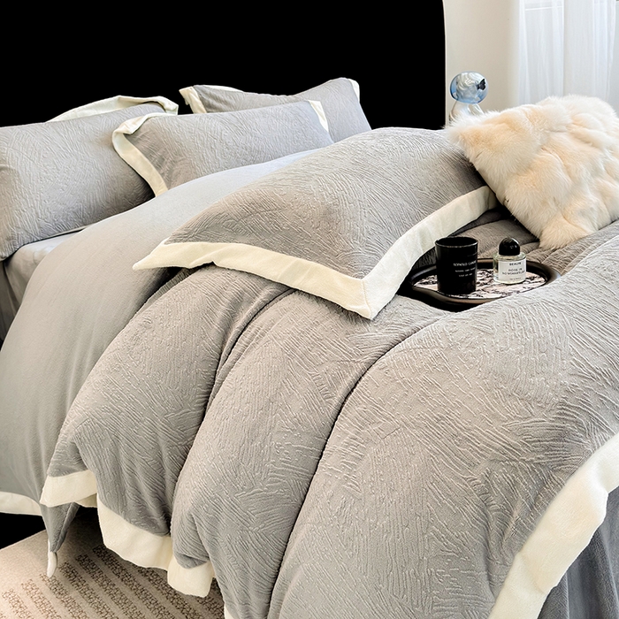 91家纺网 家纺一手货源 找家纺 2025新款高克重230克雕花绒纹理牛奶绒四件套秋冬轻奢拼角系列四件套-柏林晚风系列 柏林晚风-凇灰