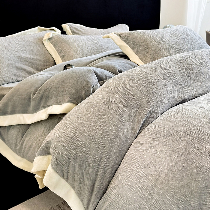 91家纺网 家纺一手货源 找家纺 2025新款高克重230克雕花绒纹理牛奶绒四件套秋冬轻奢拼角系列四件套-柏林晚风系列 柏林晚风-凇灰