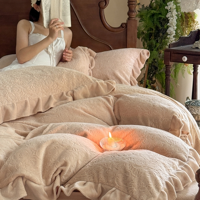 91家纺网 家纺一手货源 找家纺 野合家纺 2025新款法式A类雕花牛奶绒韩版公主风四件套床盖款床单款床笠款 花海-咖