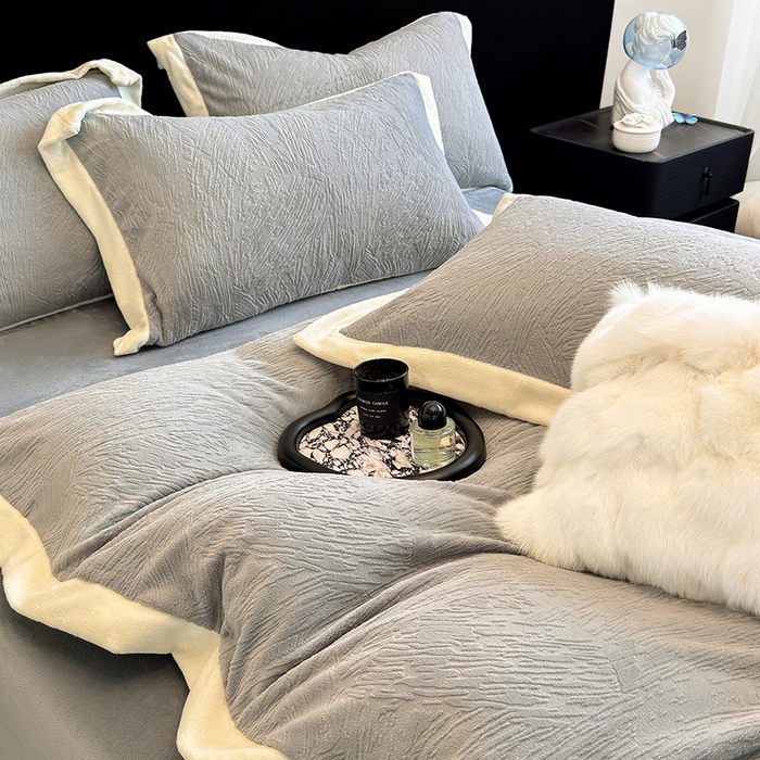 91家纺网 家纺一手货源 找家纺 2025新款高克重230克雕花绒纹理牛奶绒四件套秋冬轻奢拼角系列四件套-柏林晚风系列 柏林晚风-凇灰