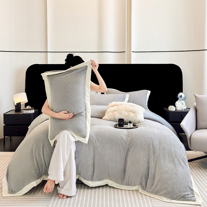 91家纺网 家纺一手货源 找家纺 2025新款高克重230克雕花绒纹理牛奶绒四件套秋冬轻奢拼角系列四件套-柏林晚风系列 柏林晚风-凇灰