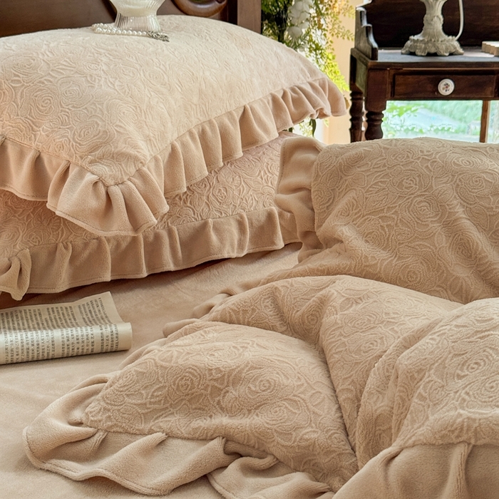 91家纺网 家纺一手货源 找家纺 野合家纺 2025新款法式A类雕花牛奶绒韩版公主风四件套床盖款床单款床笠款 花海-咖