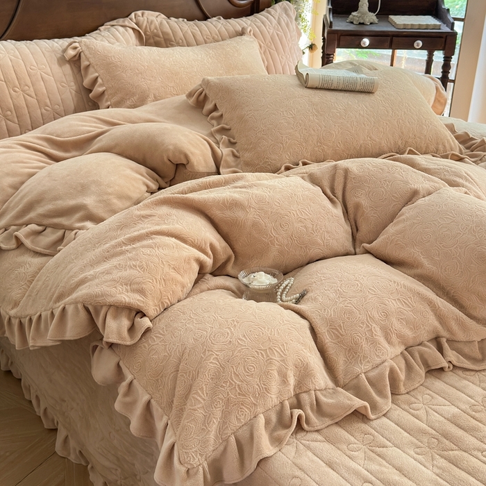 91家纺网 家纺一手货源 找家纺 野合家纺 2025新款法式A类雕花牛奶绒韩版公主风四件套床盖款床单款床笠款 花海-咖