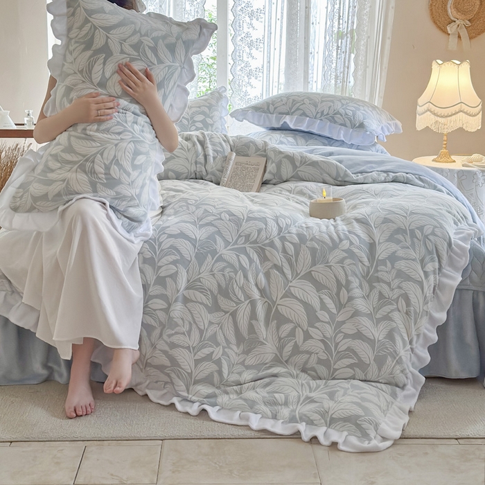 91家纺网 家纺一手货源 找家纺 野合家纺 2025新款加厚雕花牛奶绒床盖款四件套春和漫叶-兰