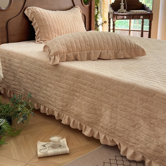 91家纺网 家纺一手货源 找家纺 野合家纺 2025新款法式A类雕花牛奶绒韩版公主风四件套床盖款床单款床笠款 花海-咖