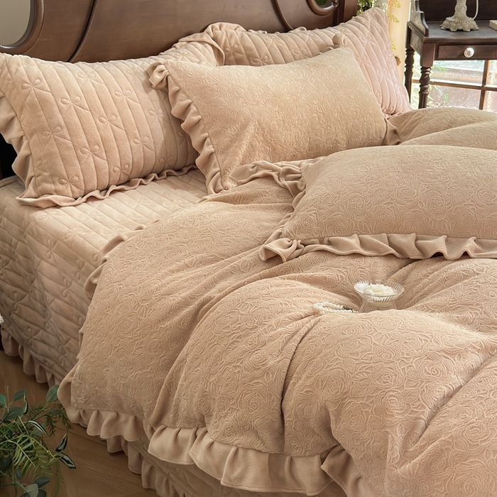 91家纺网 家纺一手货源 找家纺 野合家纺 2025新款法式A类雕花牛奶绒韩版公主风四件套床盖款床单款床笠款 花海-咖