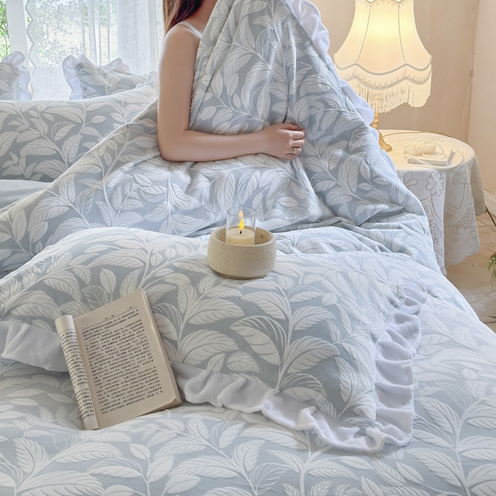 91家纺网 家纺一手货源 找家纺 野合家纺 2025新款加厚雕花牛奶绒床盖款四件套春和漫叶-兰