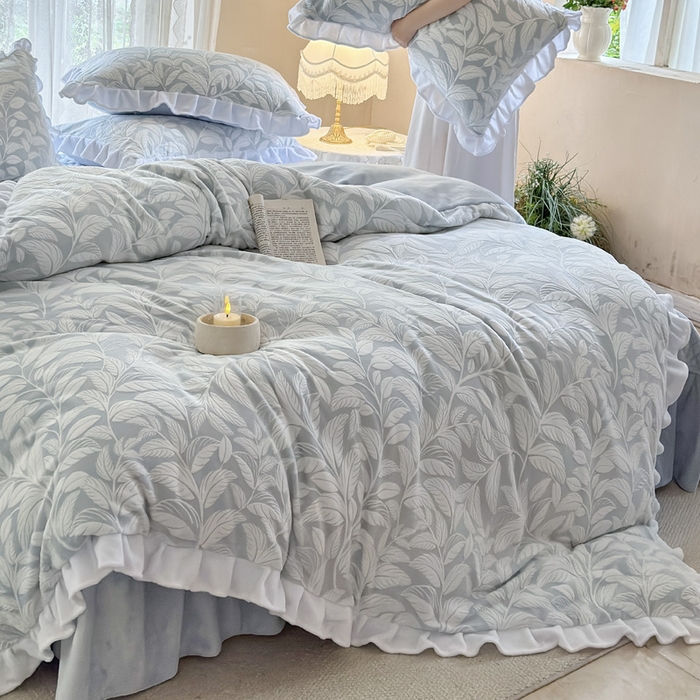 91家纺网 家纺一手货源 找家纺 野合家纺 2025新款加厚雕花牛奶绒床盖款四件套春和漫叶-兰