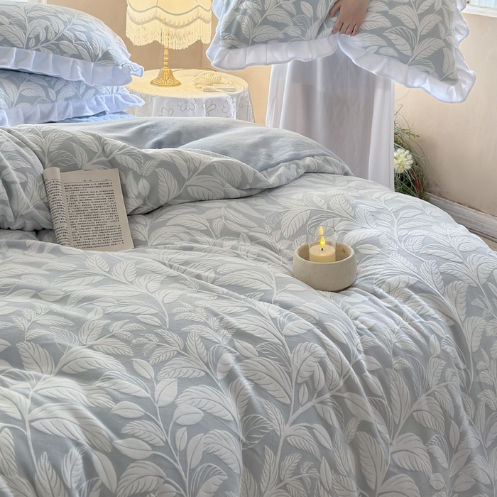 91家纺网 家纺一手货源 找家纺 野合家纺 2025新款加厚雕花牛奶绒床盖款四件套春和漫叶-兰