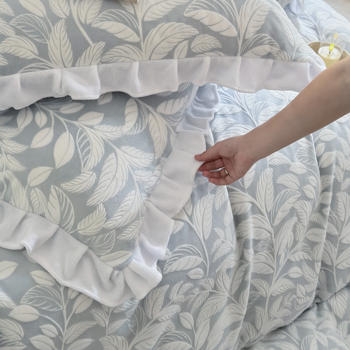 91家纺网 家纺一手货源 找家纺 野合家纺 2025新款加厚雕花牛奶绒床盖款四件套春和漫叶-兰