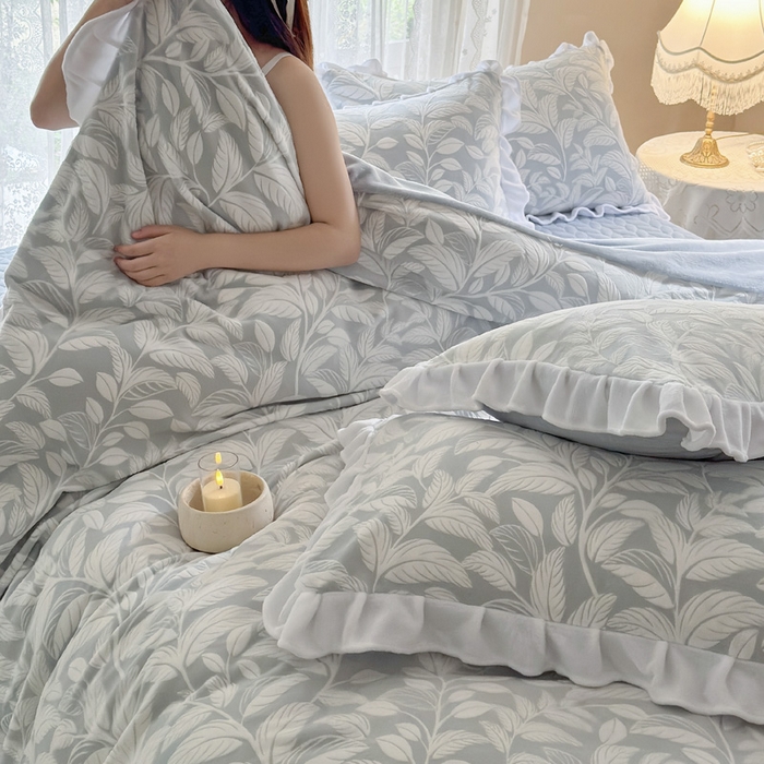 91家纺网 家纺一手货源 找家纺 野合家纺 2025新款加厚雕花牛奶绒床盖款四件套春和漫叶-兰