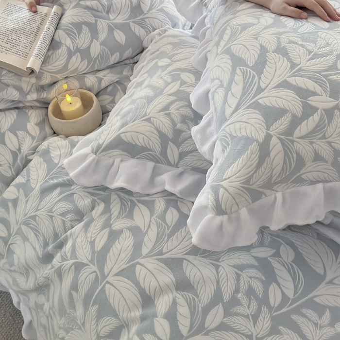 91家纺网 家纺一手货源 找家纺 野合家纺 2025新款加厚雕花牛奶绒床盖款四件套春和漫叶-兰