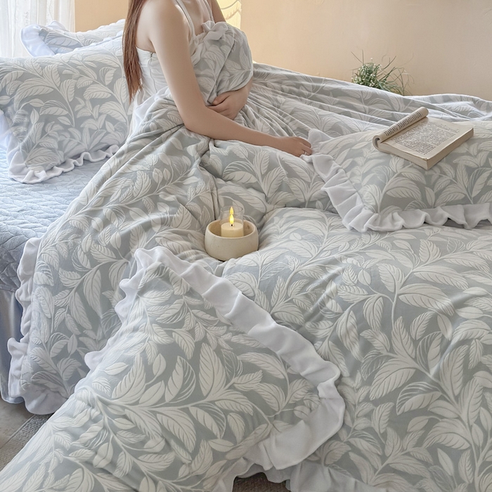 91家纺网 家纺一手货源 找家纺 野合家纺 2025新款加厚雕花牛奶绒床盖款四件套春和漫叶-兰