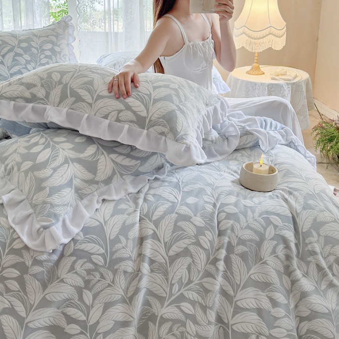 91家纺网 家纺一手货源 找家纺 野合家纺 2025新款加厚雕花牛奶绒床盖款四件套春和漫叶-兰