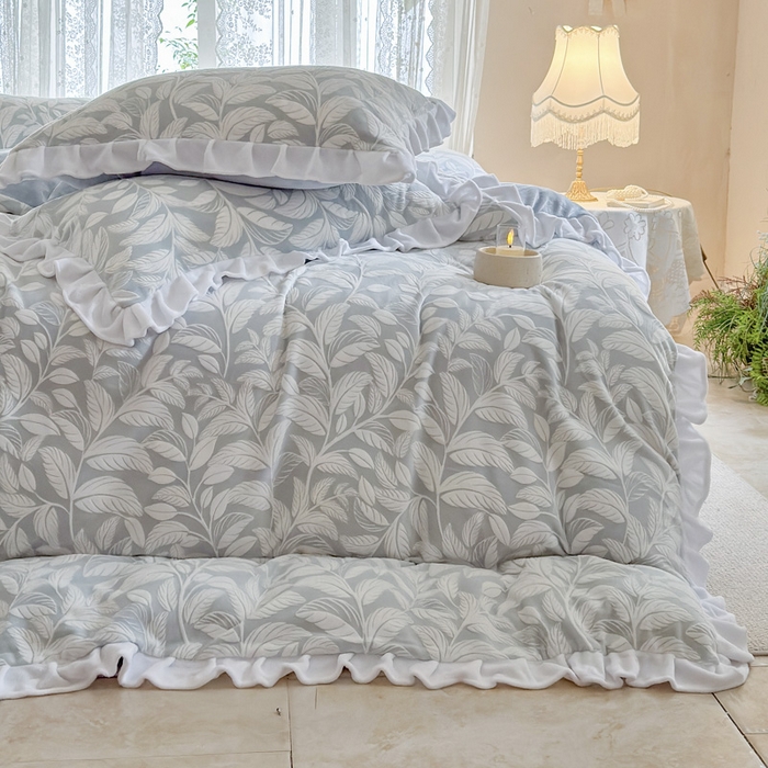 91家纺网 家纺一手货源 找家纺 野合家纺 2025新款加厚雕花牛奶绒床盖款四件套春和漫叶-兰