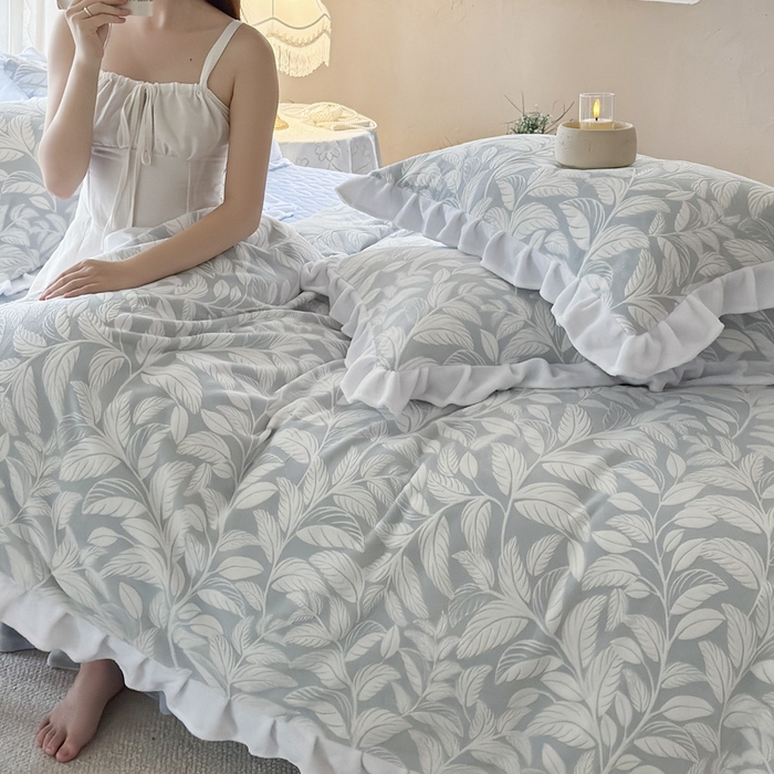 91家纺网 家纺一手货源 找家纺 野合家纺 2025新款加厚雕花牛奶绒床盖款四件套春和漫叶-兰