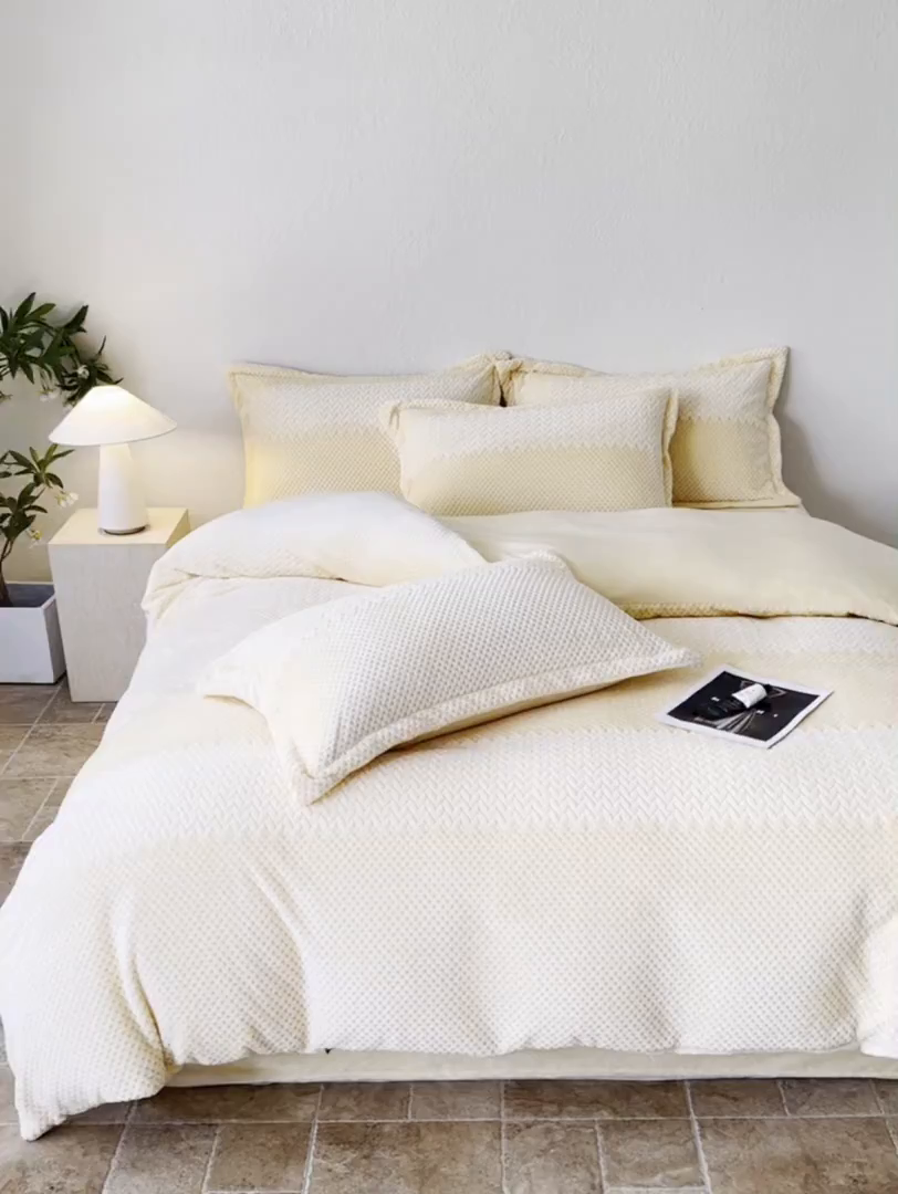 91家纺网 家纺一手货源 找家纺 （总）源舍家纺 2025新款色织拼色编织提花轻奢牛奶绒四件套（场景二）