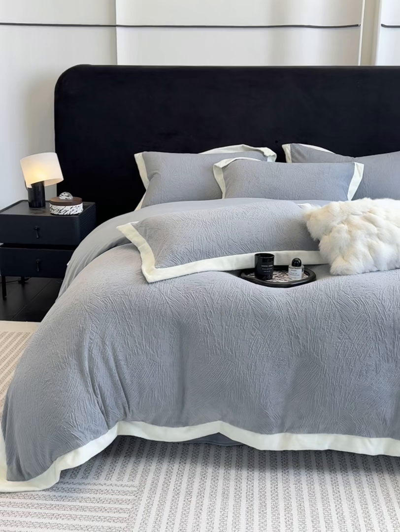 91家纺网 家纺一手货源 找家纺 2025新款高克重230克雕花绒纹理牛奶绒四件套秋冬轻奢拼角系列四件套-柏林晚风系列 柏林晚风-凇灰