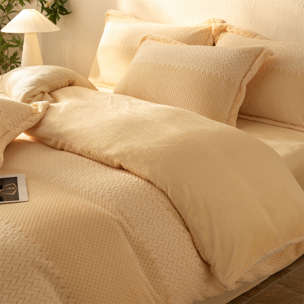 91家纺网 家纺一手货源 找家纺 （总）源舍家纺 2025新款色织拼色编织提花轻奢牛奶绒四件套（场景二）