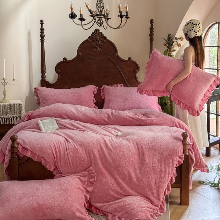 91家纺网 家纺一手货源 找家纺 野合家纺 2025新款法式A类雕花牛奶绒韩版公主风四件套床盖款床单款床笠款 花海-玫红