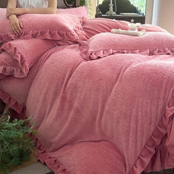 91家纺网 家纺一手货源 找家纺 野合家纺 2025新款法式A类雕花牛奶绒韩版公主风四件套床盖款床单款床笠款 花海-玫红