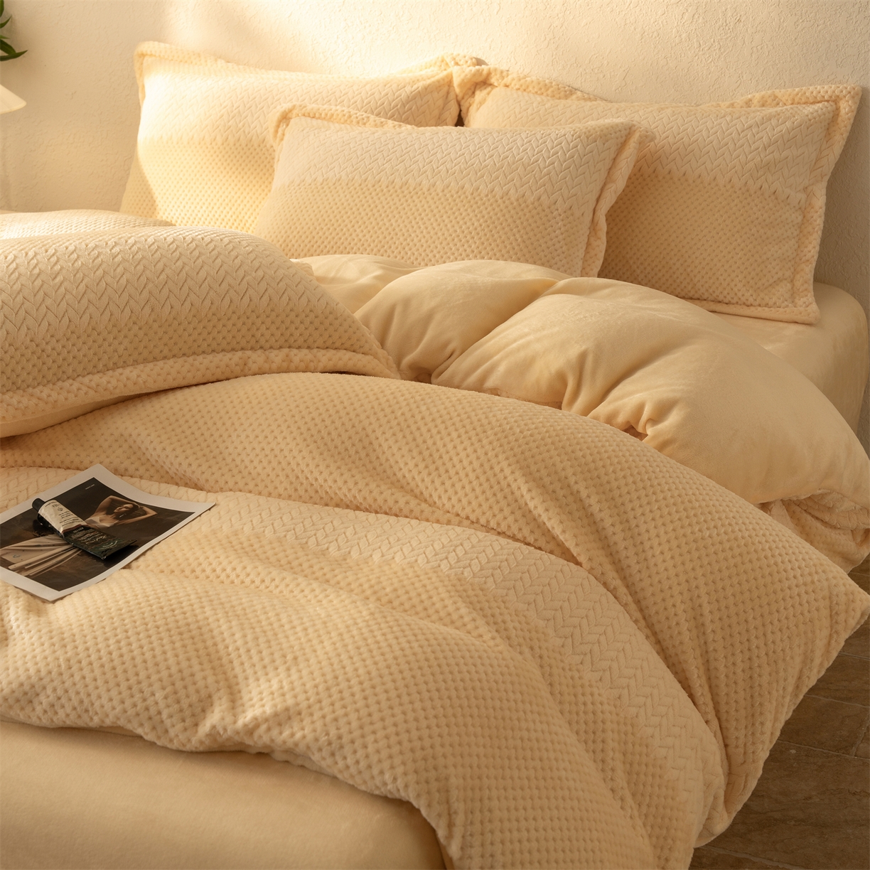 91家纺网 家纺一手货源 找家纺 （总）源舍家纺 2025新款色织拼色编织提花轻奢牛奶绒四件套（场景二）