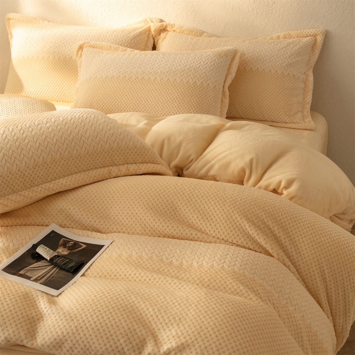 91家纺网 家纺一手货源 找家纺 （总）源舍家纺 2025新款色织拼色编织提花轻奢牛奶绒四件套（场景二）