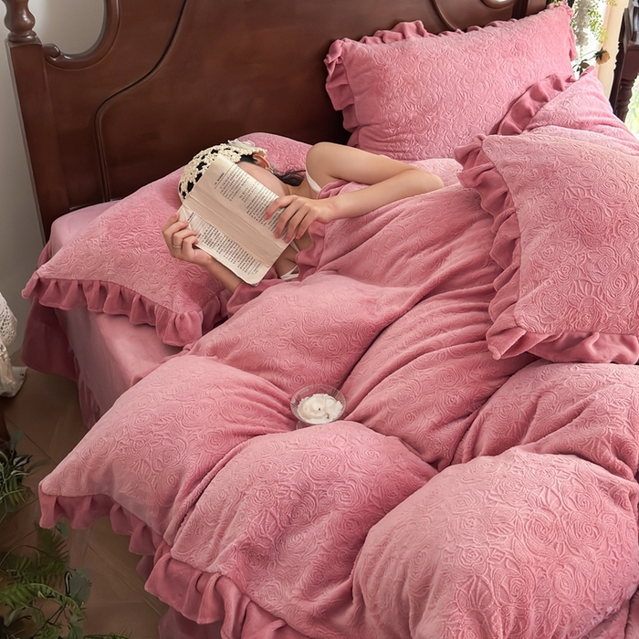 91家纺网 家纺一手货源 找家纺 野合家纺 2025新款法式A类雕花牛奶绒韩版公主风四件套床盖款床单款床笠款 花海-玫红