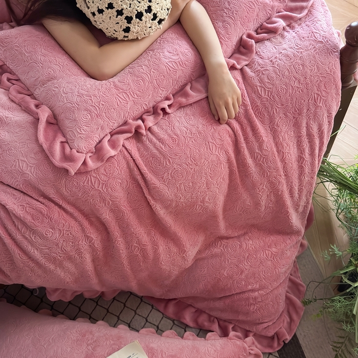 91家纺网 家纺一手货源 找家纺 野合家纺 2025新款法式A类雕花牛奶绒韩版公主风四件套床盖款床单款床笠款 花海-玫红