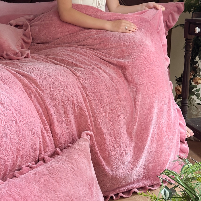 91家纺网 家纺一手货源 找家纺 野合家纺 2025新款法式A类雕花牛奶绒韩版公主风四件套床盖款床单款床笠款 花海-玫红