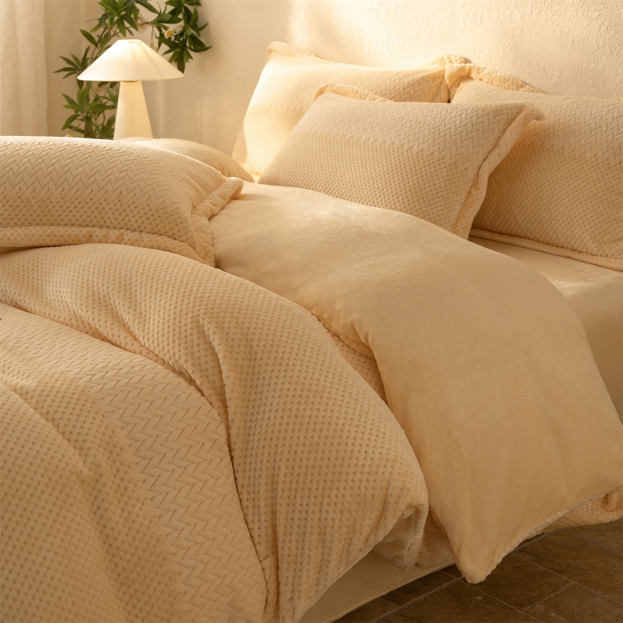 91家纺网 家纺一手货源 找家纺 （总）源舍家纺 2025新款色织拼色编织提花轻奢牛奶绒四件套（场景二）