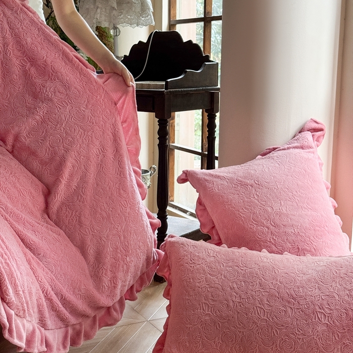 91家纺网 家纺一手货源 找家纺 野合家纺 2025新款法式A类雕花牛奶绒韩版公主风四件套床盖款床单款床笠款 花海-玫红