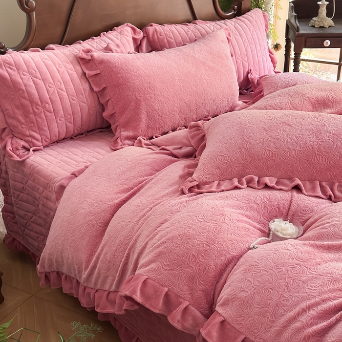 91家纺网 家纺一手货源 找家纺 野合家纺 2025新款法式A类雕花牛奶绒韩版公主风四件套床盖款床单款床笠款 花海-玫红