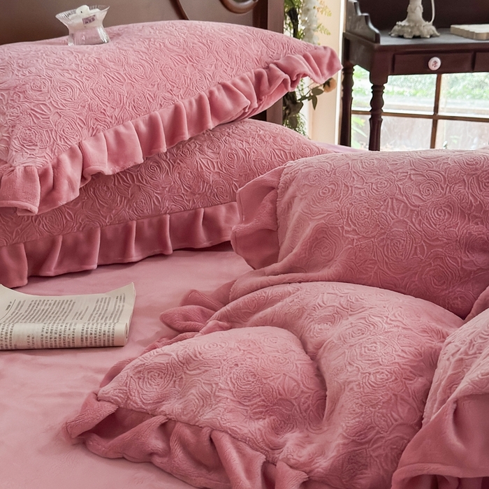 91家纺网 家纺一手货源 找家纺 野合家纺 2025新款法式A类雕花牛奶绒韩版公主风四件套床盖款床单款床笠款 花海-玫红