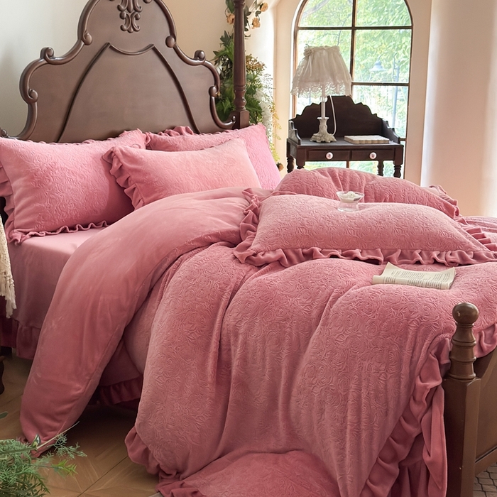 91家纺网 家纺一手货源 找家纺 野合家纺 2025新款法式A类雕花牛奶绒韩版公主风四件套床盖款床单款床笠款 花海-玫红