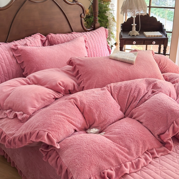 91家纺网 家纺一手货源 找家纺 野合家纺 2025新款法式A类雕花牛奶绒韩版公主风四件套床盖款床单款床笠款 花海-玫红