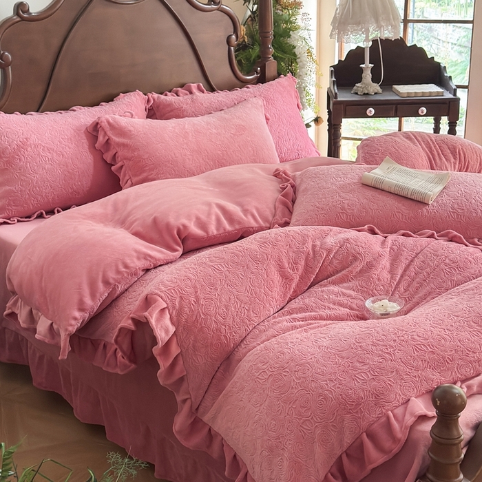 91家纺网 家纺一手货源 找家纺 野合家纺 2025新款法式A类雕花牛奶绒韩版公主风四件套床盖款床单款床笠款 花海-玫红