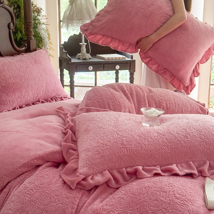 91家纺网 家纺一手货源 找家纺 野合家纺 2025新款法式A类雕花牛奶绒韩版公主风四件套床盖款床单款床笠款 花海-玫红