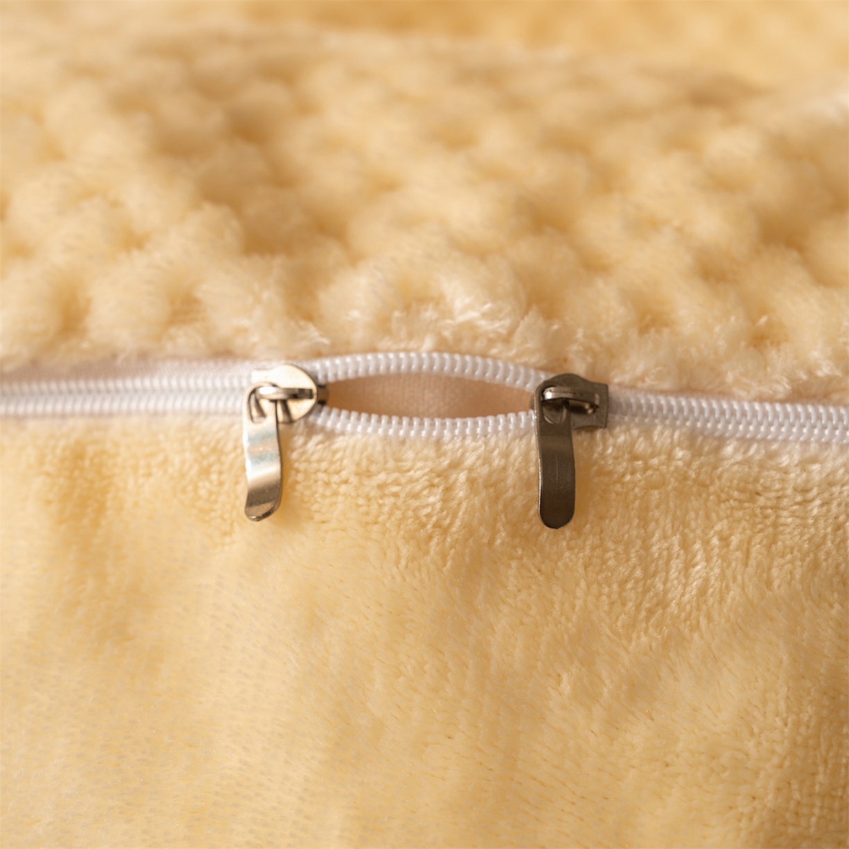 91家纺网 家纺一手货源 找家纺 （总）源舍家纺 2025新款色织拼色编织提花轻奢牛奶绒四件套（场景二）