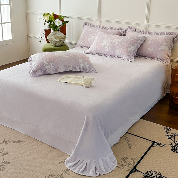 91家纺网 家纺一手货源 找家纺 野合家纺 2025新款法式A类雕花牛奶绒韩版公主风四件套床盖款床单款床笠款 花开花艳-粉紫