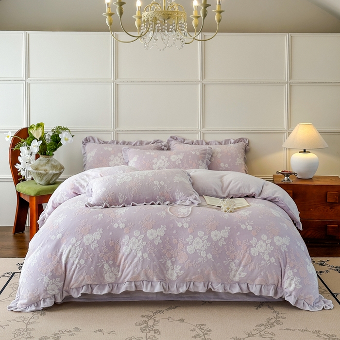 91家纺网 家纺一手货源 找家纺 野合家纺 2025新款法式A类雕花牛奶绒韩版公主风四件套床盖款床单款床笠款 花开花艳-粉紫