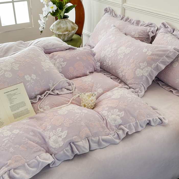 91家纺网 家纺一手货源 找家纺 野合家纺 2025新款法式A类雕花牛奶绒韩版公主风四件套床盖款床单款床笠款 花开花艳-粉紫