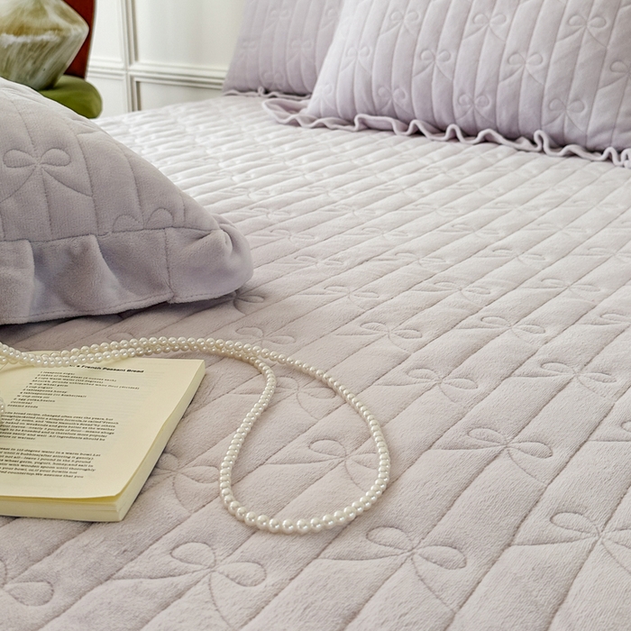 91家纺网 家纺一手货源 找家纺 野合家纺 2025新款法式A类雕花牛奶绒韩版公主风四件套床盖款床单款床笠款 花开花艳-粉紫